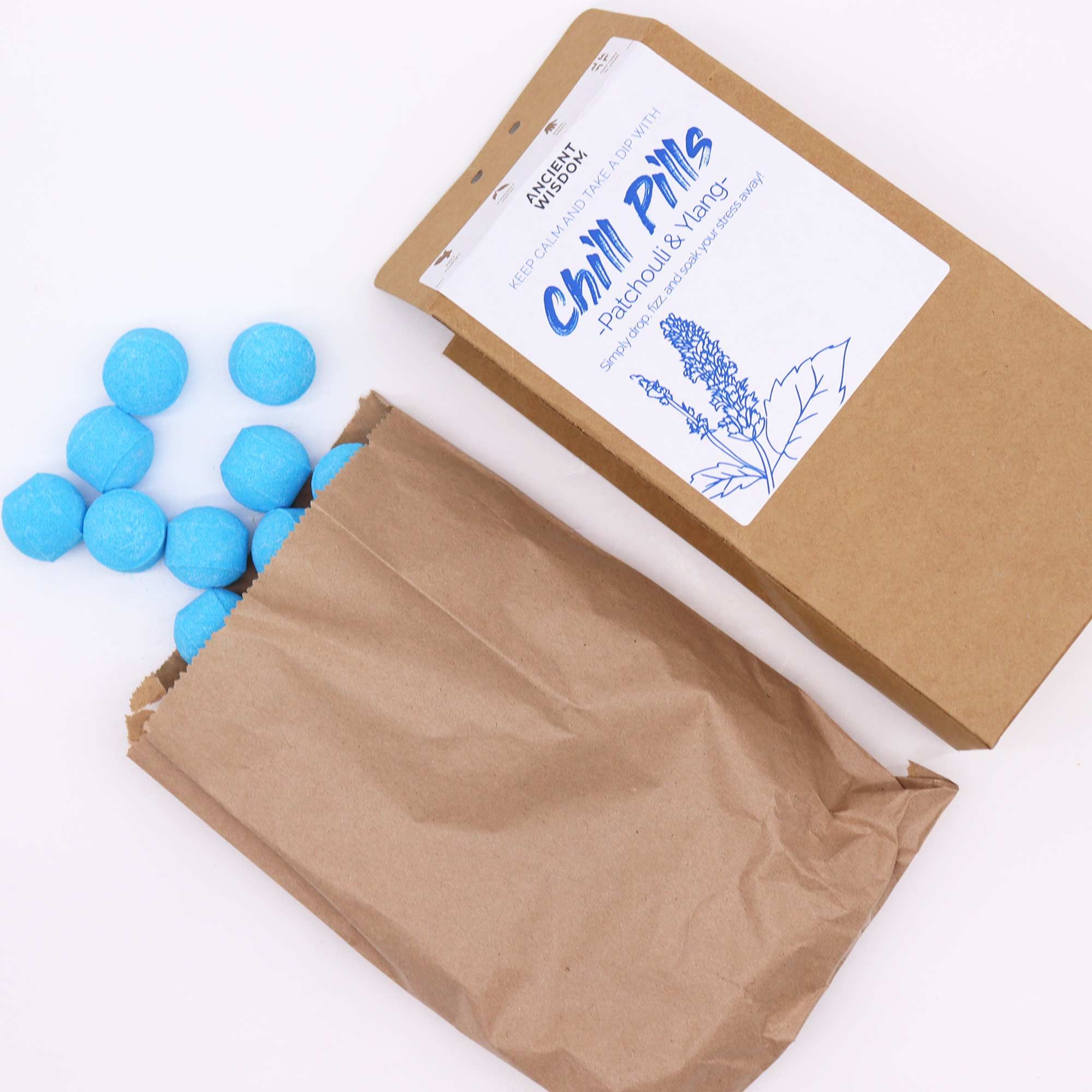 bG9jYWw6Ly9tZWRpYS85Ti9BRS82MFIzMEMxRzZXUktBRTlOLzE3NDVlMGU0LmpwZWc.jpg Badekugeln Geschenkset Ylang-Ylang & Patchouli Duft Chill Pills 350 g Vegan Handgemacht