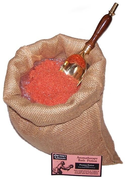 bG9jYWw6Ly9tZWRpYS85US84Qy82MFIzMEMxRzY0Vks4QzlRLzY2OTQ2ZDZmLmpwZWc.jpg Badesalz Aromatherapie Passion Potion 7 kg im Jutesack