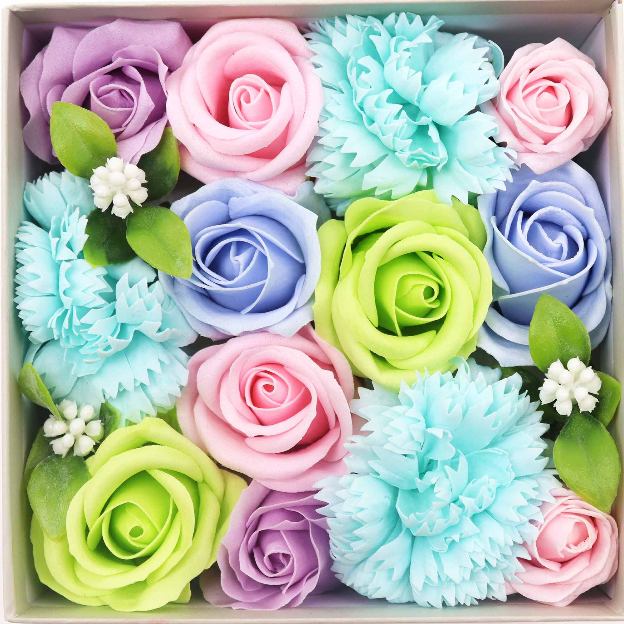 bG9jYWw6Ly9tZWRpYS85Ui80Qy82MFIzMEMxRzZXUjM0QzlSLzk2NGI4MWZiLmpwZWc.jpg Seifenblumen Geschenkbox Baby Junge Blau Quadrat – Duftseifen Geschenk