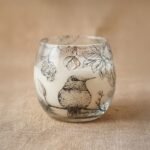Kleine Glaskerze Drawn by Flame mit Blumenmotiv 35 Stunden Brenndauer – Honigbee Kleine Glaskerze Drawn by Flame mit Blumenmotiv 35 Stunden Brenndauer