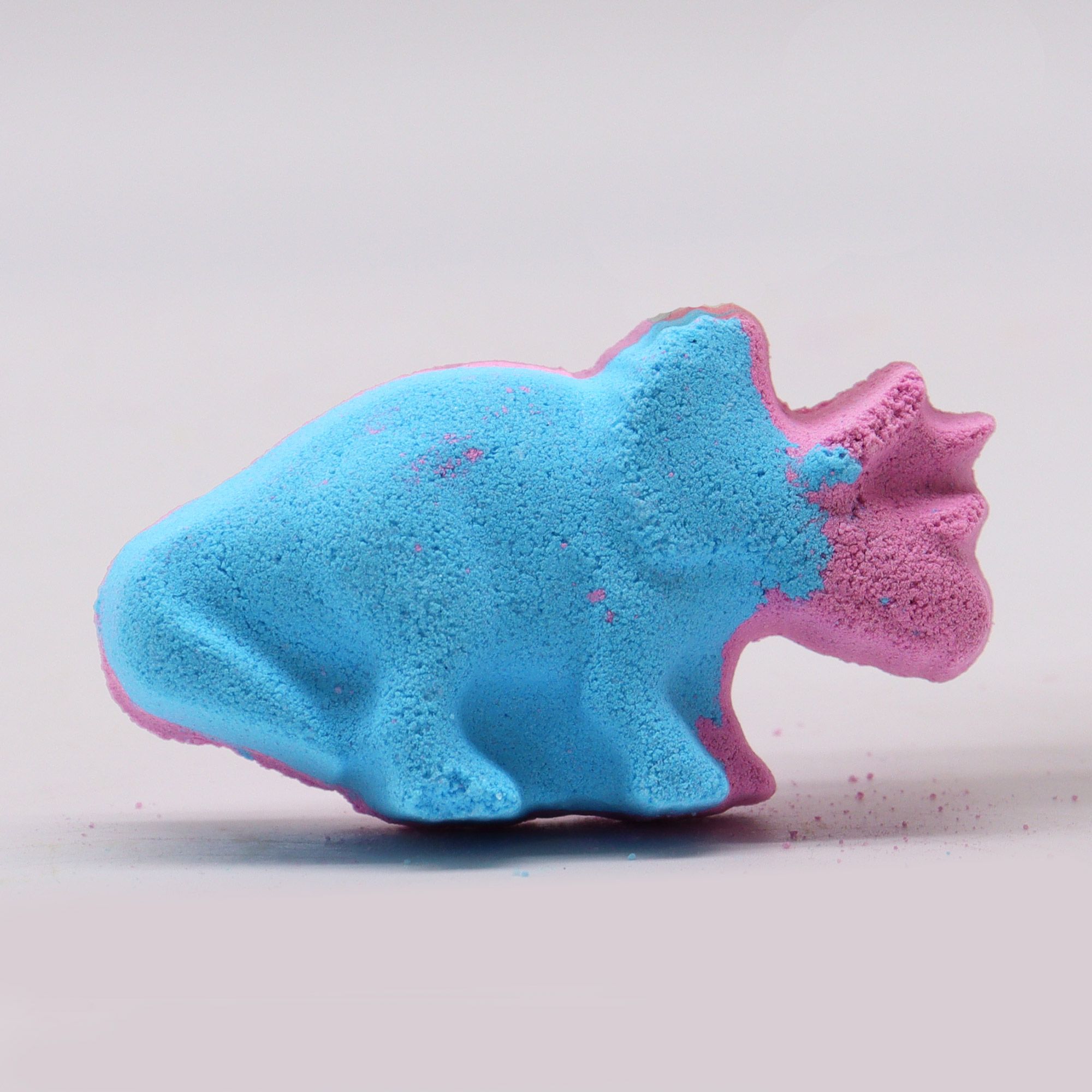 bG9jYWw6Ly9tZWRpYS85Uy80RS82MFIzMEMxRzZSVzM0RTlTLzE1NjA2MWE2LmpwZWc.jpg Dinosaurier Badebombe Blaubeere 80 g – Sprudelnder Badespaß für Kinder