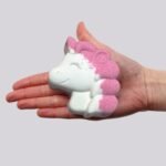 Einhorn Badebombe Passionsfrucht 100 g – Honigbee Einhorn Badebombe Passionsfrucht 100 g