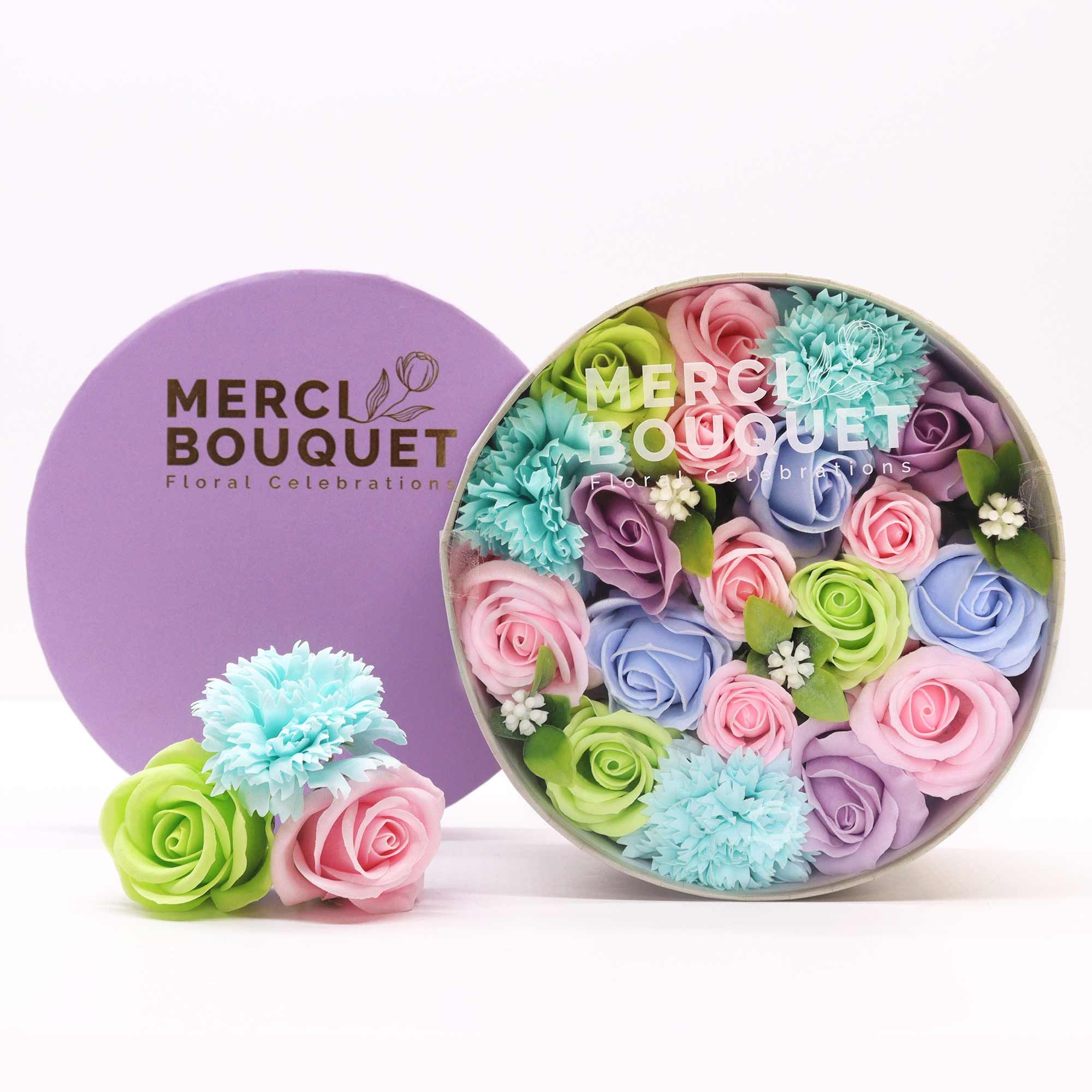 bG9jYWw6Ly9tZWRpYS85Uy8yRS82MFIzMEMxRzZXUjMyRTlTL2JjMTgxYzczLmpwZWc.jpg Seifenblumen Geschenkbox Baby Junge Rund Blau – Duftseifen Geschenk