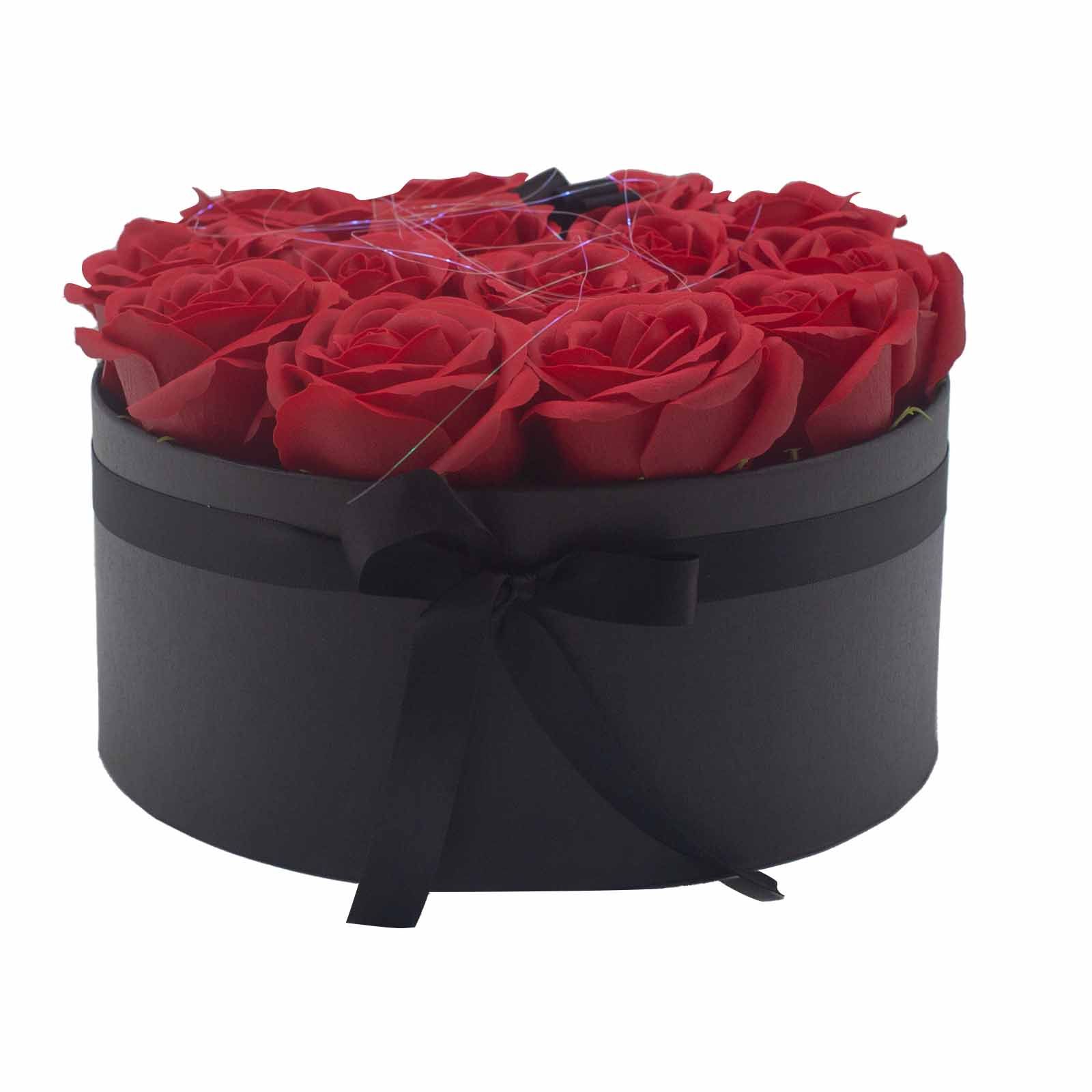 bG9jYWw6Ly9tZWRpYS85Uy9BQy82MFIzMEMxRzZSVDNBQzlTL2YzMmQ3YjVjLmpwZWc.jpg Seifenblumenstrauß Rot 14 Rosen Rund Geschenkbox Duftseife Badeseife