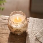 Kleine Glaskerze Drawn by Flame mit Blumenmotiv 35 Stunden Brenndauer – Honigbee Kleine Glaskerze Drawn by Flame mit Blumenmotiv 35 Stunden Brenndauer