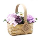 Seifenblumen Blumenstrauß Flieder im Weidenkorb Geschenkset – Honigbee Seifenblumen Blumenstrauß Flieder