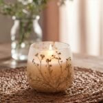 Mittlere Glaskerze Wildlight Woods mit Trockenblumen 45 Stunden Brenndauer