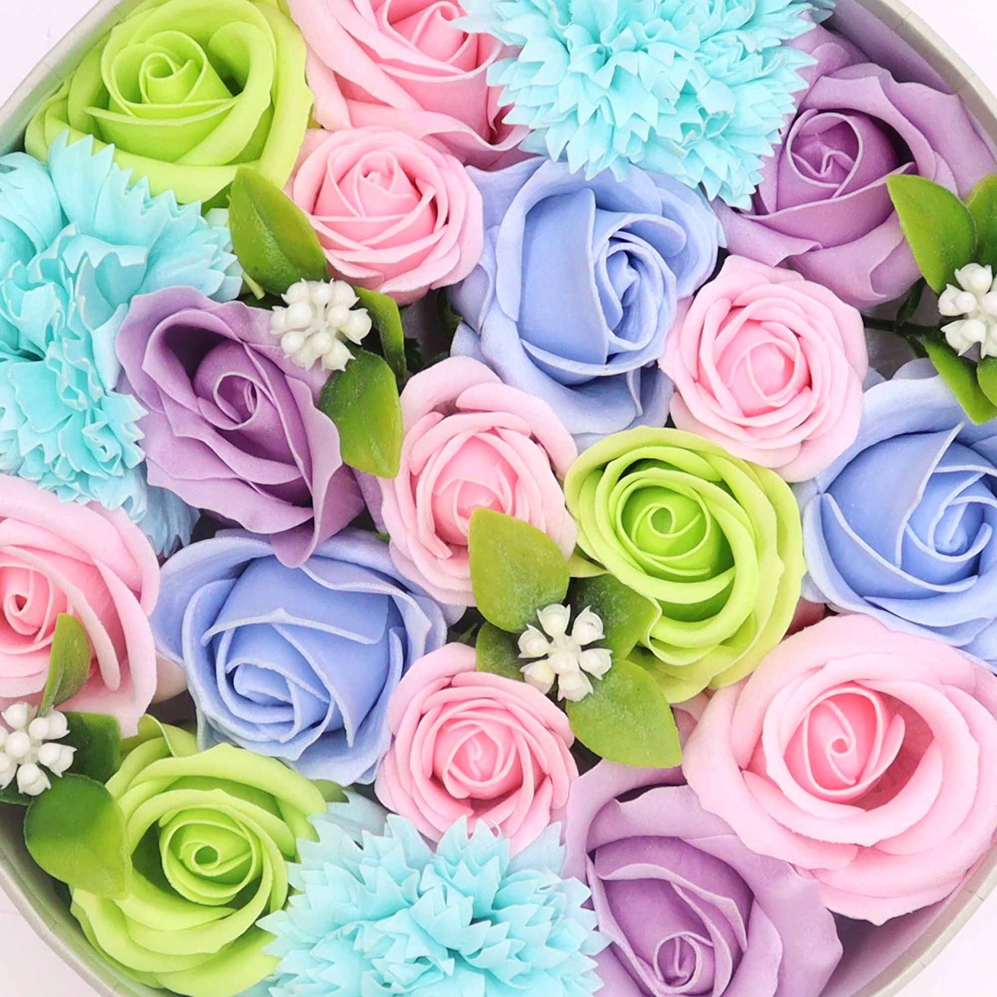bG9jYWw6Ly9tZWRpYS8xSC80Qy82MFIzMEMxRzZXUjM0QzFILzdhYjY2M2U3LmpwZWc.jpg Seifenblumen Geschenkbox Baby Junge Rund Blau – Duftseifen Geschenk