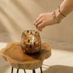 Mittlere Glaskerze Amber Mosaik 45 Stunden Brenndauer Dekokerze im Glas