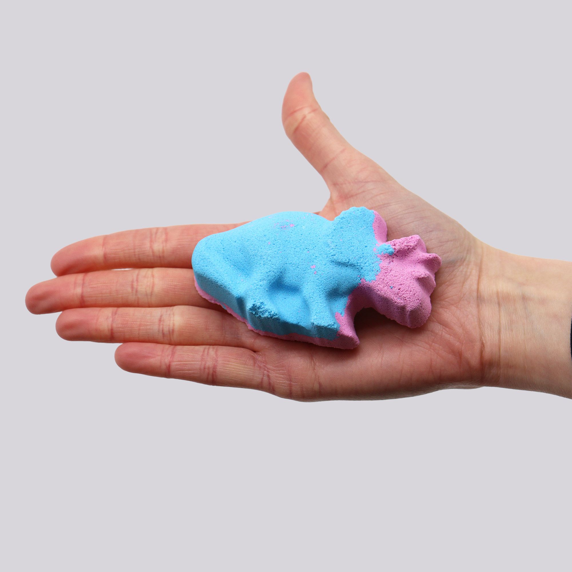 bG9jYWw6Ly9tZWRpYS8xSy82Qy82MFIzMEMxRzZSVzM2QzFLLzMzYTM3ZTIyLmpwZWc.jpg Dinosaurier Badebombe Blaubeere 80 g – Sprudelnder Badespaß für Kinder