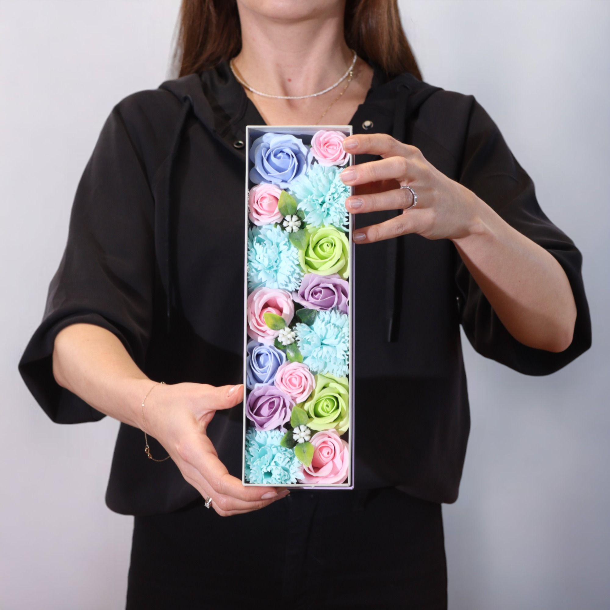 bG9jYWw6Ly9tZWRpYS8xSy82RS82MFIzMEMxRzZSV0s2RTFLL2QyNTc4MjBkLmpwZWc.jpg Seifenblumen Geschenkbox Baby Junge Blau – Duftseifen Geschenk
