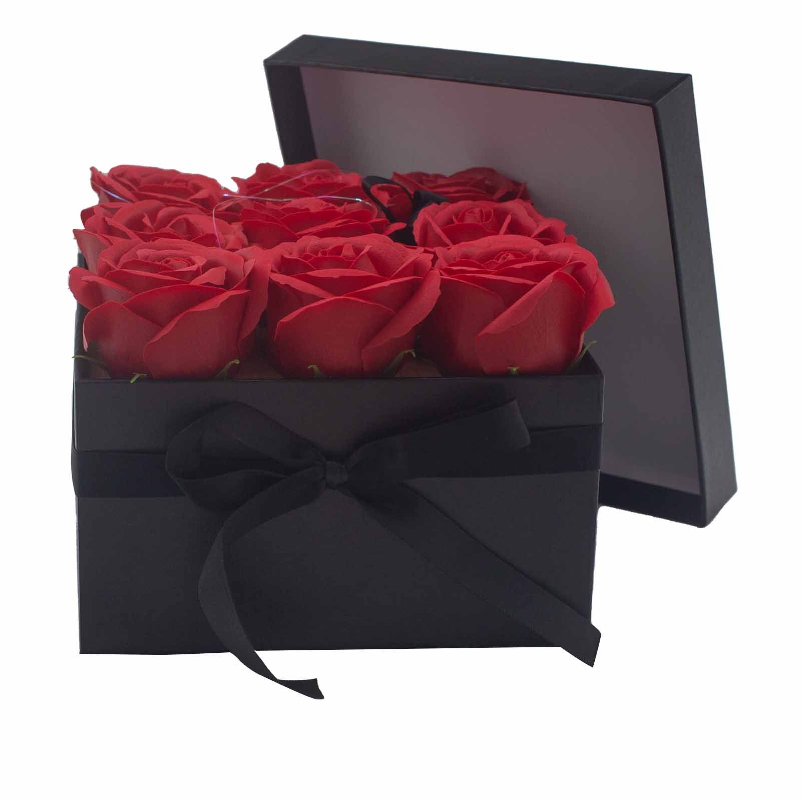 bG9jYWw6Ly9tZWRpYS8xSy9BQy82MFIzMEMxRzZSVDNBQzFLL2NlZmFkNzM3LmpwZWc.jpg Seifenblumenstrauß Rot 9 Rosen eckig Geschenkbox Duftseife Badeseife