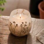 Mittlere Glaskerze Wildlight Woods mit Trockenblumen 45 Stunden Brenndauer