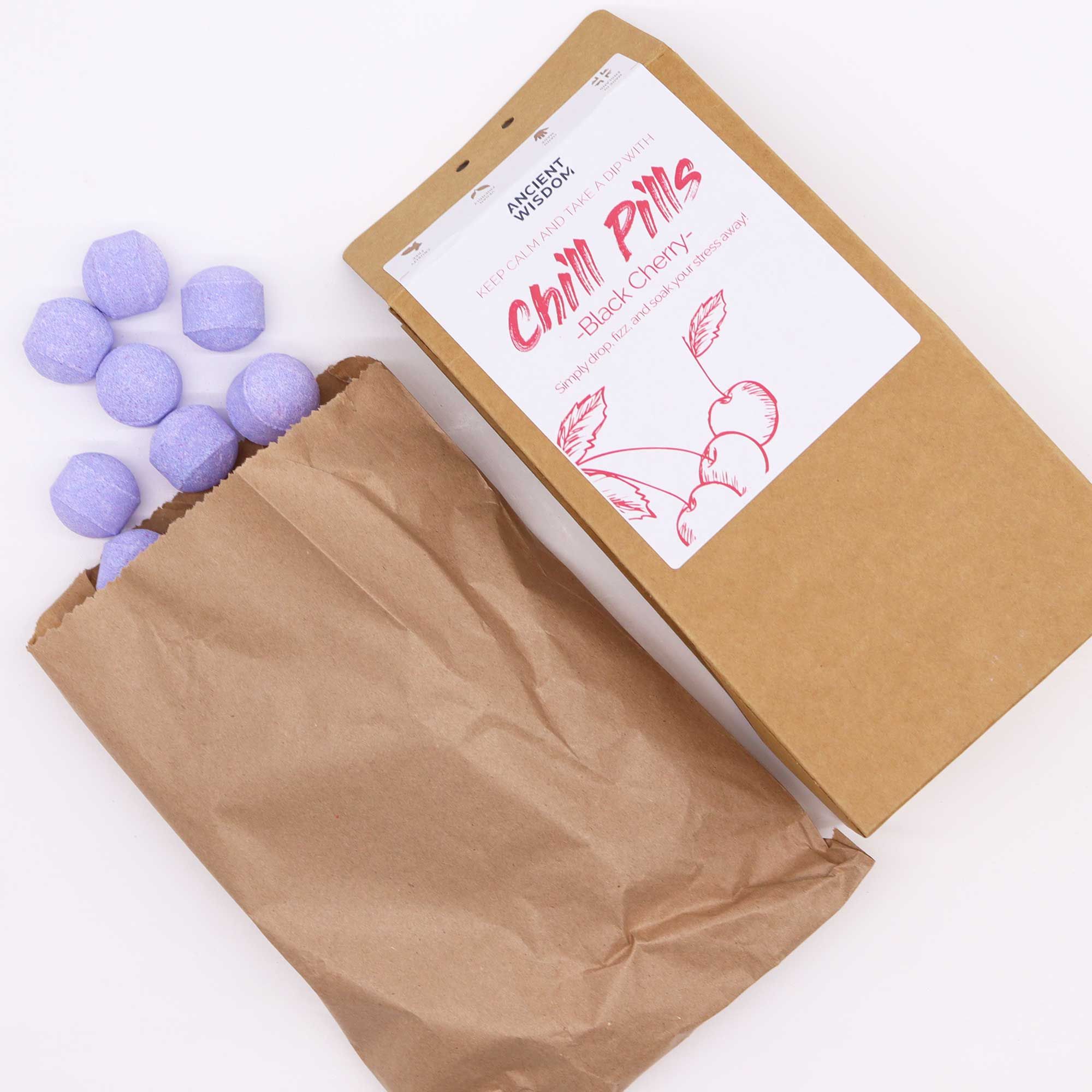 bG9jYWw6Ly9tZWRpYS8xSy9DQy82MFIzMEMxRzZXUktDQzFLLzAzYzU0ODA0LmpwZWc.jpg Badekugeln Geschenkset Schwarzkirschduft Chill Pills 350 g Vegan Handgemacht