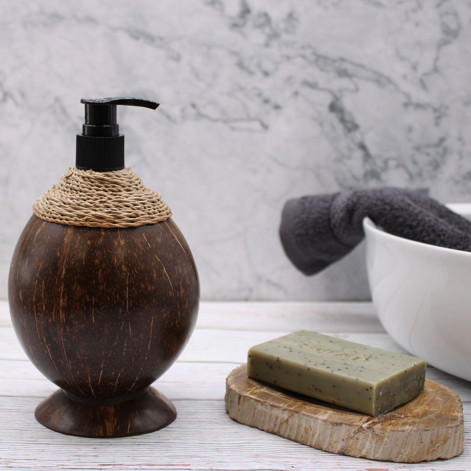 bG9jYWw6Ly9tZWRpYS8xSy9DRS82MFIzMEMxRzZSVjNDRTFLL2RlNDY3NTljLmpwZWc-1.jpg Seifenspender aus Kokosholz 150 ml Natur