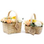 Seifenblumen Bouquet Orange 501 g im Weidenkorb Groß – Honigbee Seifenblumen Bouquet Orange 501 g im Weidenkorb Groß