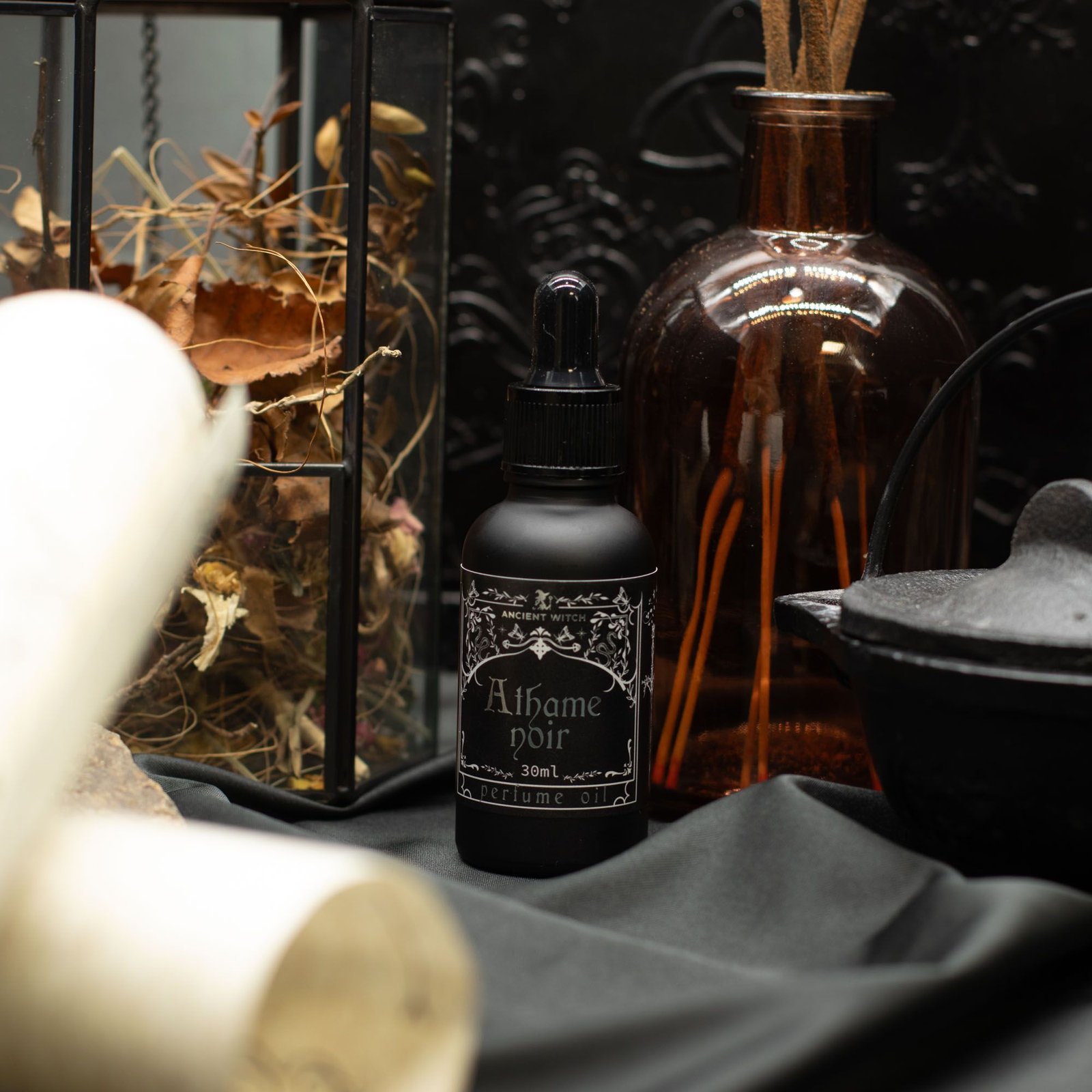 bG9jYWw6Ly9tZWRpYS8xTS80RC82MFIzMEMxSjY0V0s0RDFNL2JjN2UwOWY3LmpwZw.jpg Parfümöl Atheme Noir 10 ml Ancient Witch