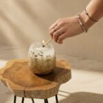 Mittlere Glaskerze Wildlight Woods mit Trockenblumen 45 Stunden Brenndauer