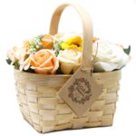 Seifenblumen Bouquet Orange 501 g im Weidenkorb Groß – Honigbee Seifenblumen Bouquet Orange im Weidenkorb Groß