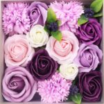Seifenblumen Geschenkbox Lavendel Rose & Nelke Quadrat – Duftseifen Geschenk – Honigbee Seifenblumen Geschenkbox Lavendel Rose & Nelke Quadrat – Duftseifen Geschenk