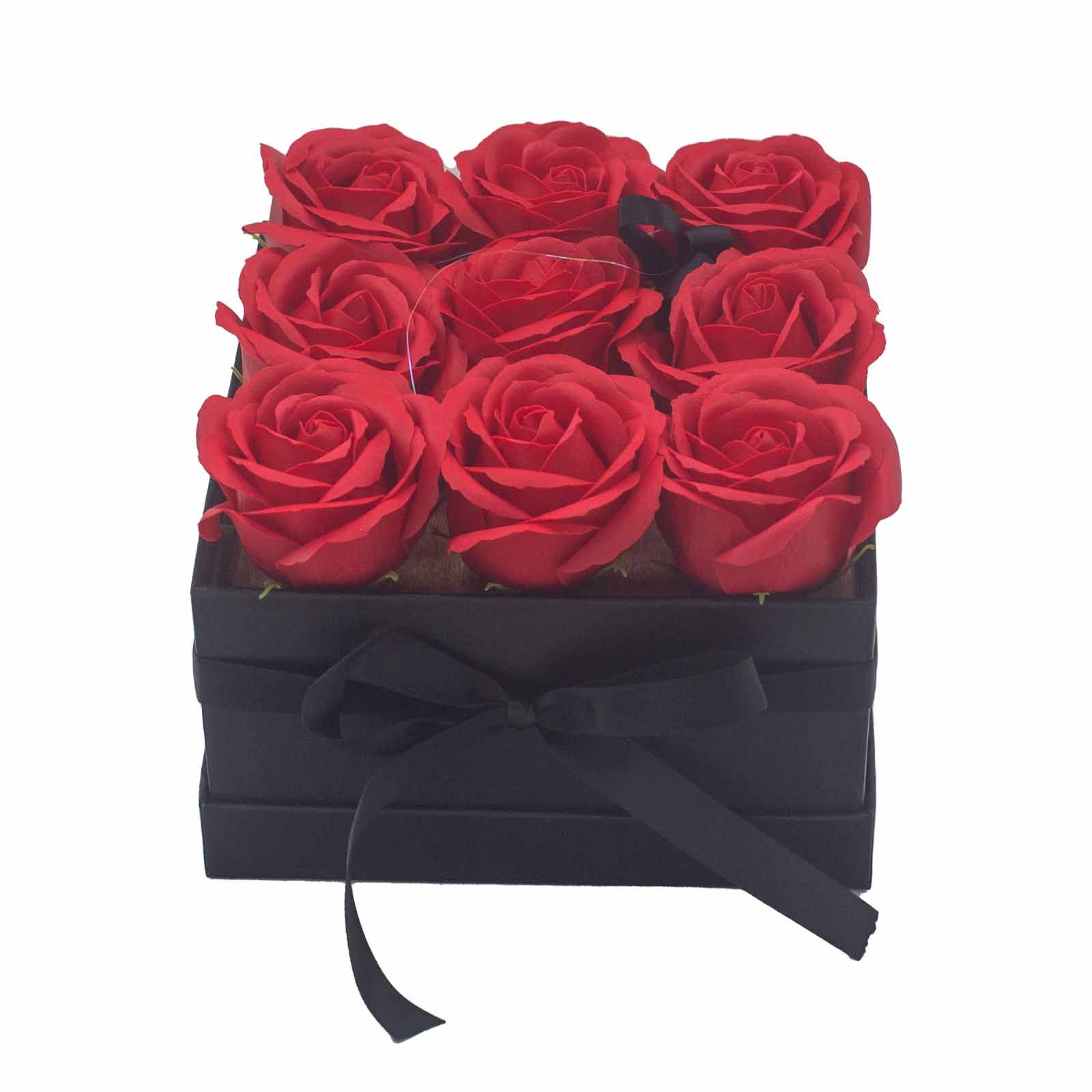 bG9jYWw6Ly9tZWRpYS8xTi9BQy82MFIzMEMxRzZSVDNBQzFOL2ZhZGVmZDM5LmpwZWc.jpg Seifenblumenstrauß Rot 9 Rosen eckig Geschenkbox Duftseife Badeseife