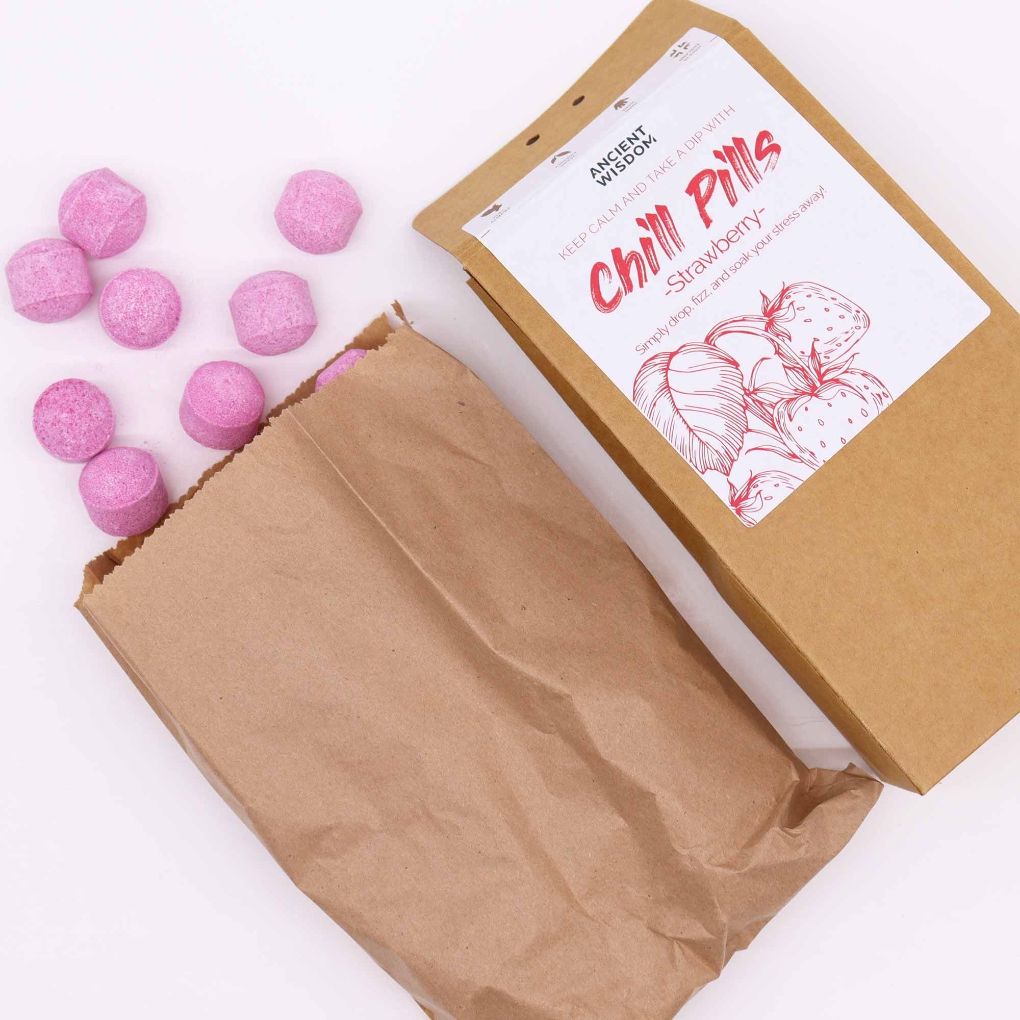 bG9jYWw6Ly9tZWRpYS8xTi9BRS82MFIzMEMxRzZXUktBRTFOLzBkYTNiNjMxLmpwZWc-1.jpg Badekugeln Geschenkset Erdbeerduft Chill Pills 350 g Vegan Handgemacht