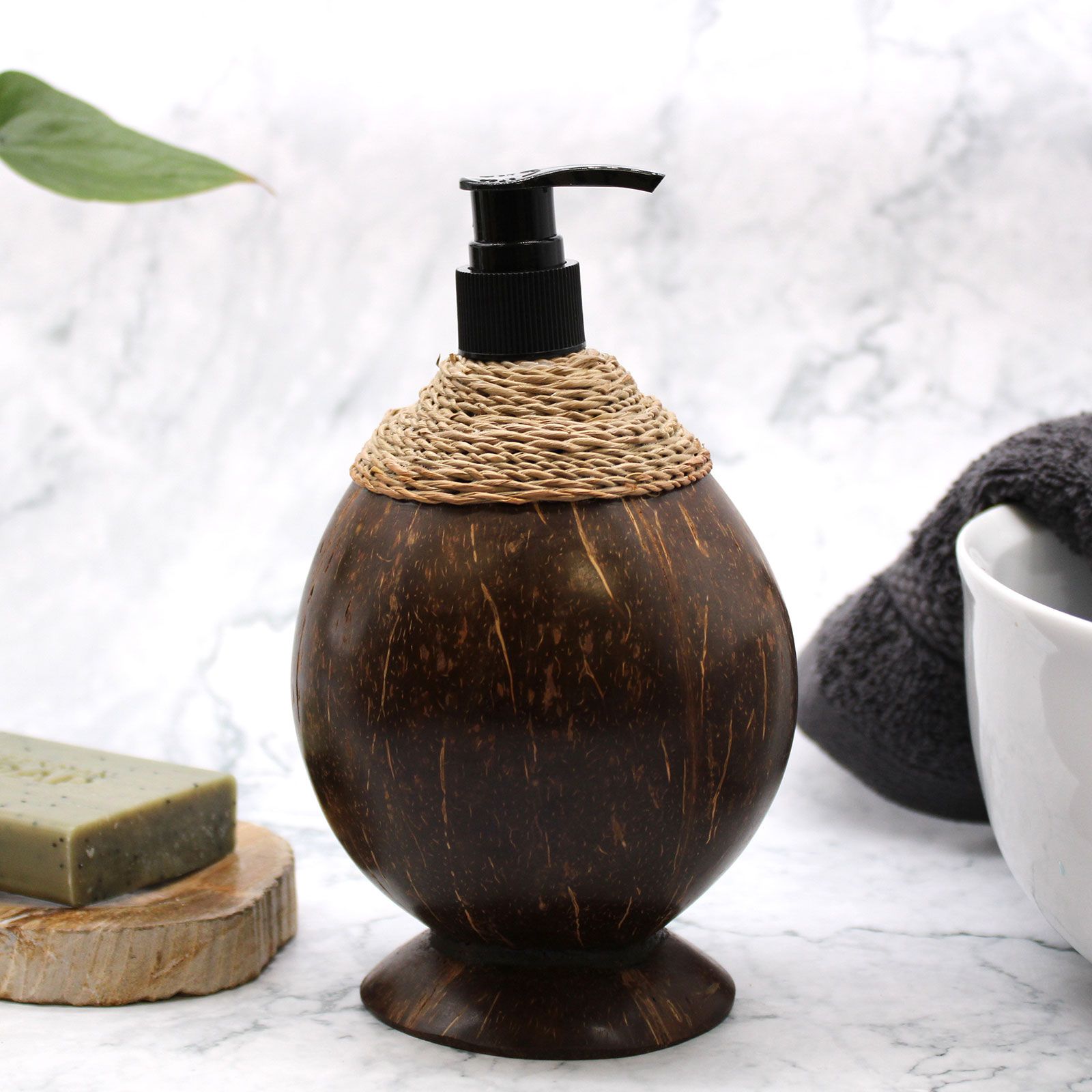 bG9jYWw6Ly9tZWRpYS8xTi9DRS82MFIzMEMxRzZSVjNDRTFOL2M3MGZmMWUyLmpwZWc.jpg Seifenspender aus Kokosholz 150 ml Natur