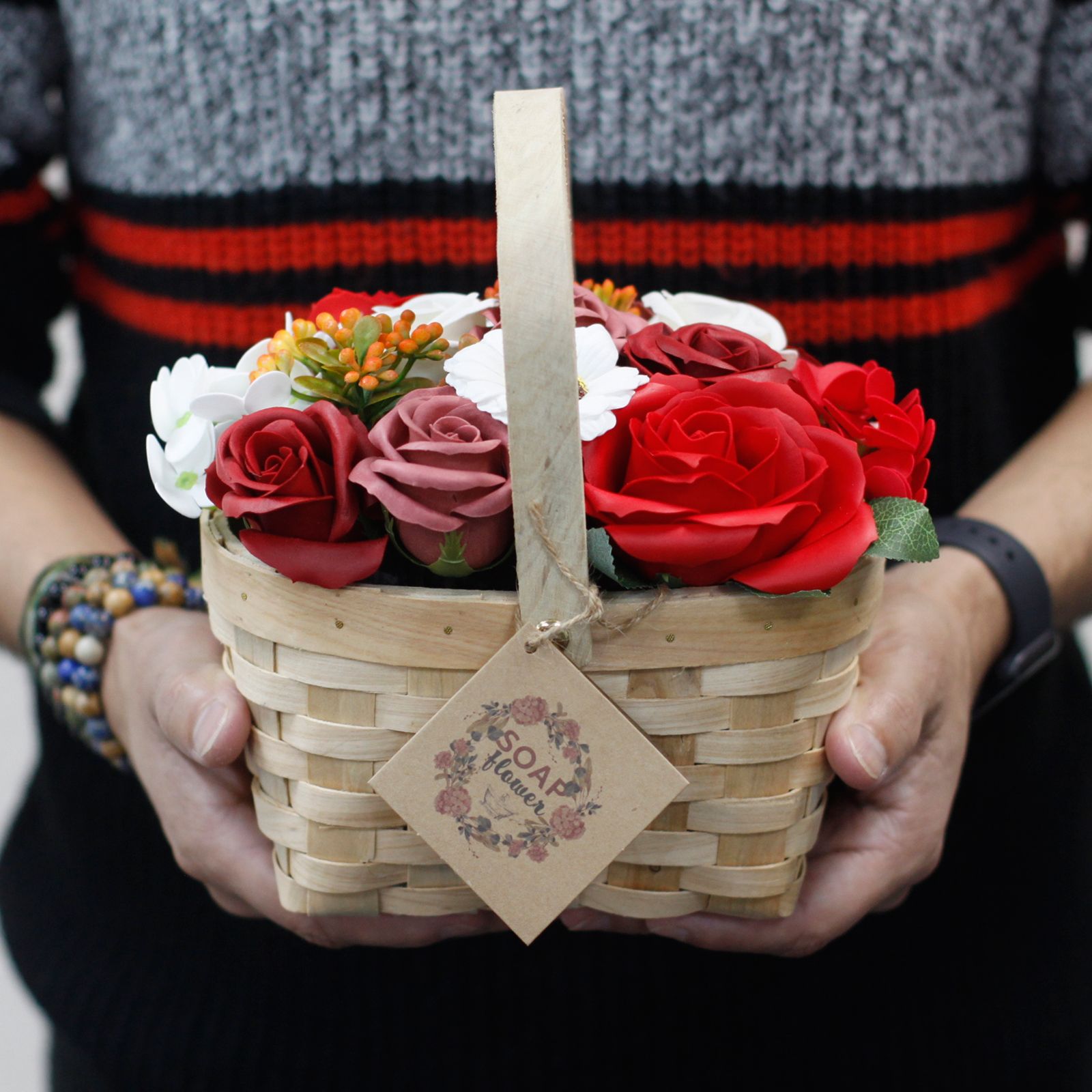 Seifenblumen Rosenstrauß Rot im Weidenkorb – Duftseifen Geschenk
