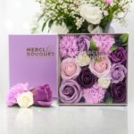 Seifenblumen Geschenkbox Lavendel Rose & Nelke Quadrat – Duftseifen Geschenk – Honigbee Seifenblumen Geschenkbox Lavendel Rose & Nelke Quadrat – Duftseifen Geschenk