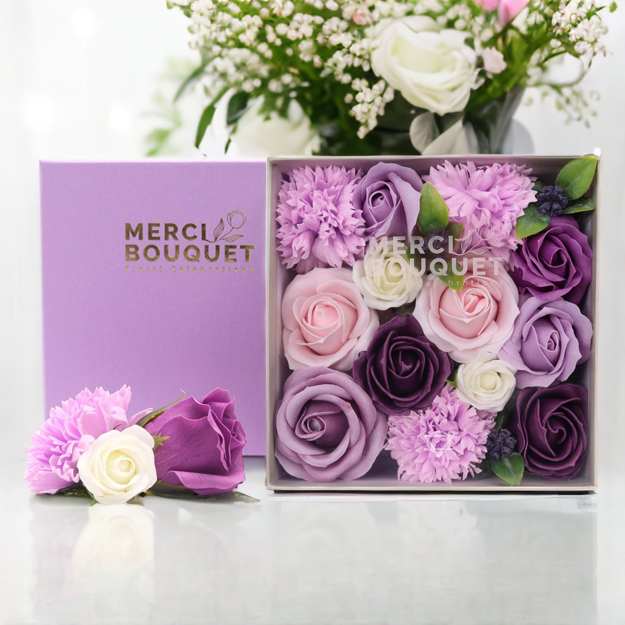 bG9jYWw6Ly9tZWRpYS8xUC80RC82MFIzMEMxRzZXUjM0RDFQLzBkZjA4NTA5LmpwZWc-1.jpg Seifenblumen Geschenkbox Lavendel Rose & Nelke Quadrat – Duftseifen Geschenk
