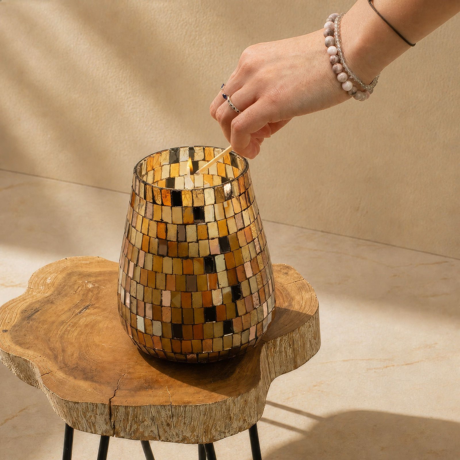 bG9jYWw6Ly9tZWRpYS8xUC9DQy82MFIzMEMxSjZDU0tDQzFQLzY1N2Q3NzhlLmpwZw.jpg Große Mosaik Duftkerze im Glas Amber 150 Stunden Brenndauer