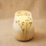 Große Glaskerze Wildlight Woods mit Trockenblumen 150 Stunden Brenndauer – Honigbee Große Glaskerze Wildlight Woods mit Trockenblumen 150 Stunden Brenndauer
