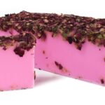 Handgemachte Seife Rose & Rosenblüten 100 g Naturseife – Honigbee Handgemachte Seife Rose & Rosenblüten 100 g Naturseife