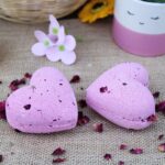 Badeherz Ylang & Rose 70 g Badebombe mit Rosenduft – Honigbee Badeherz Ylang & Rose 70 g Badebombe mit Rosenduft