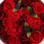 Seifenblumen Geschenkbox Rote Rosen Rund – Romantisches Duftseifen Geschenk – Honigbee Seifenblumen Geschenkbox Rote Rosen Rund – Romantisches Duftseifen Geschenk