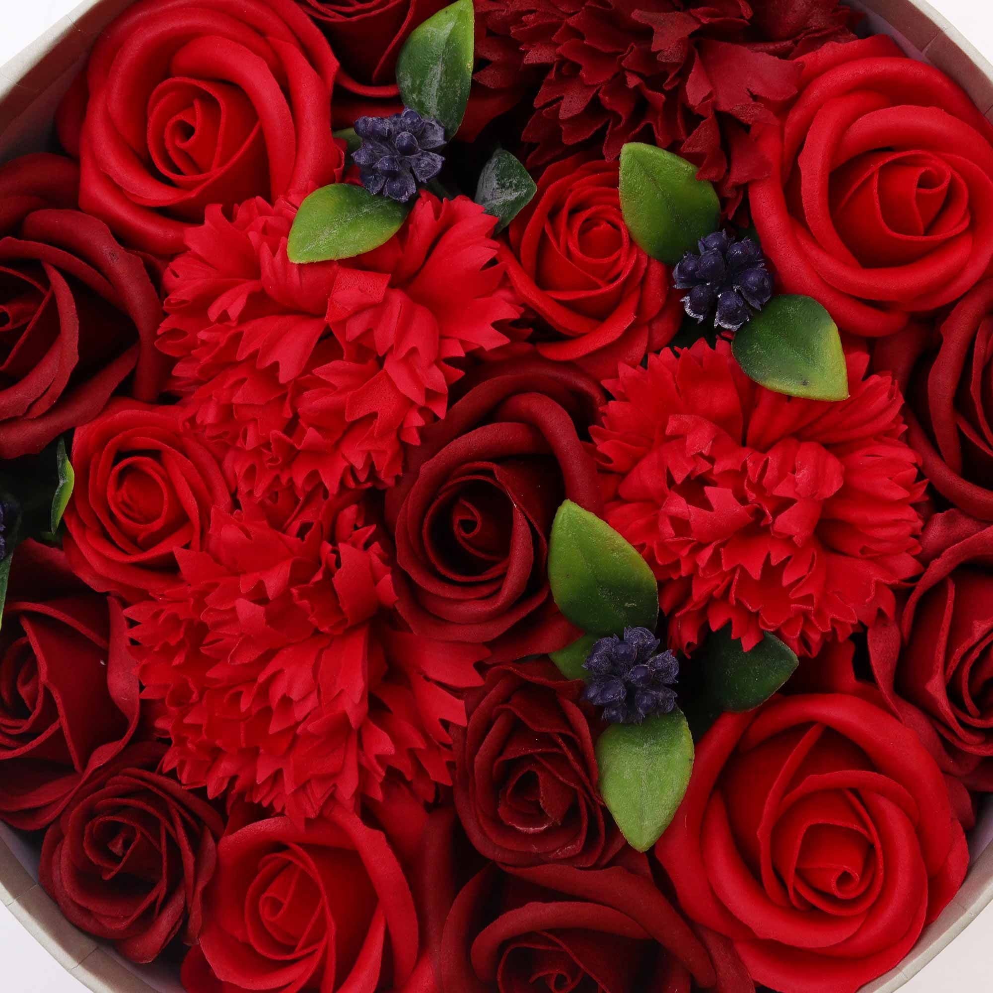 bG9jYWw6Ly9tZWRpYS8xUy80Qy82MFIzMEMxRzZXUjM0QzFTL2EyYjc4ZTlhLmpwZWc.jpg Seifenblumen Geschenkbox Rote Rosen Rund – Romantisches Duftseifen Geschenk
