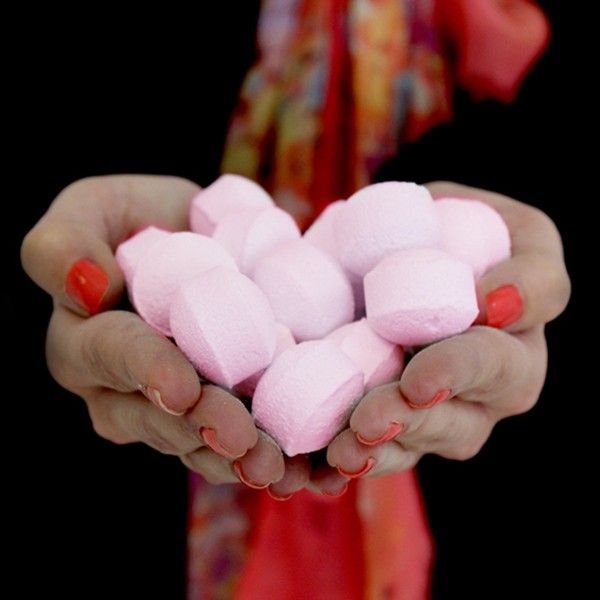 bG9jYWw6Ly9tZWRpYS8xUy80RC82MFIzMEMxRzZDVks0RDFTL2UxOWQ2ZTNjLmpwZWc.jpg Chill Pills Badebomben Rose 1,3 kg Box