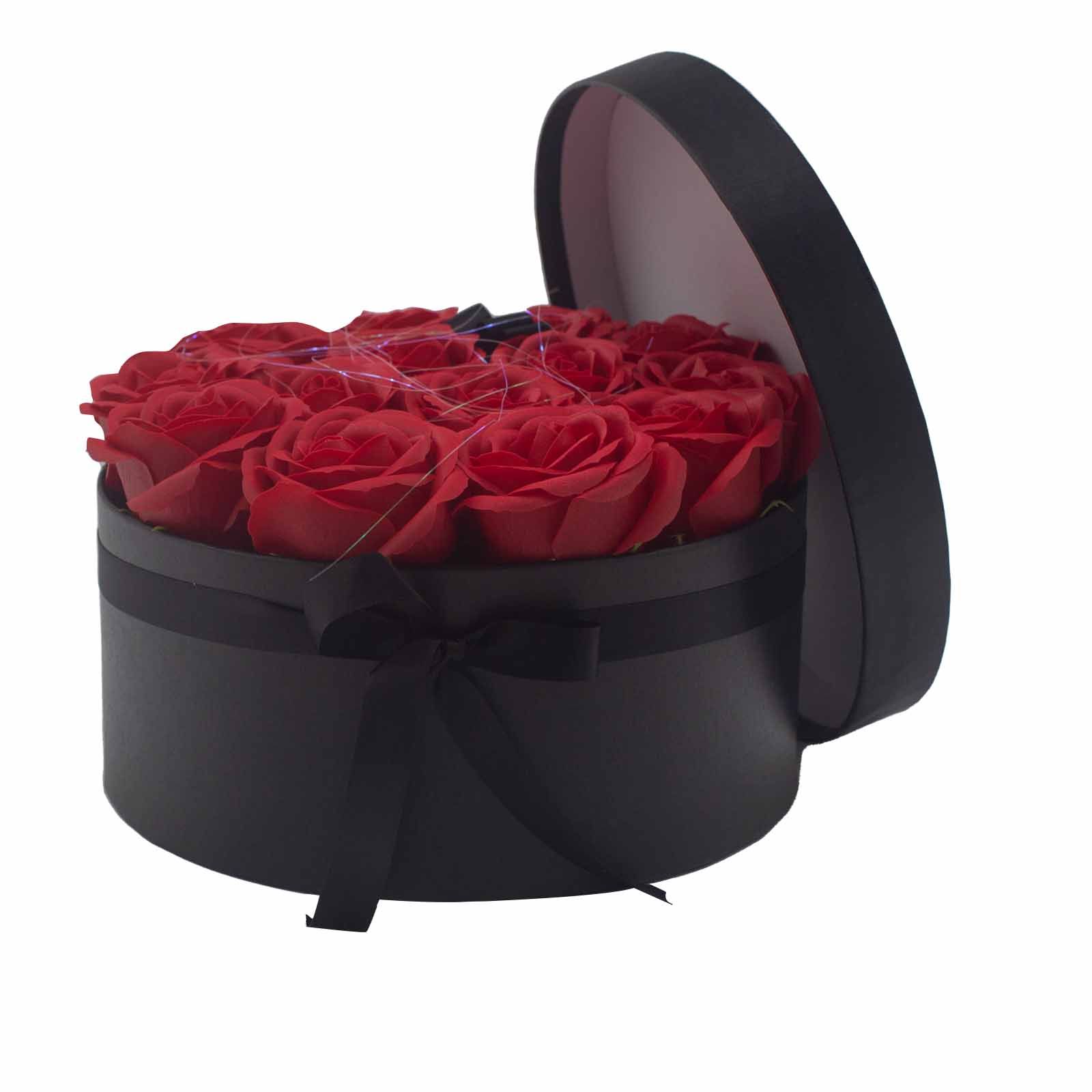 bG9jYWw6Ly9tZWRpYS9IRy9BQy82MFIzMEMxRzZSVDNBQ0hHLzZjZmI0NDA2LmpwZWc.jpg Seifenblumenstrauß Rot 14 Rosen Rund Geschenkbox Duftseife Badeseife