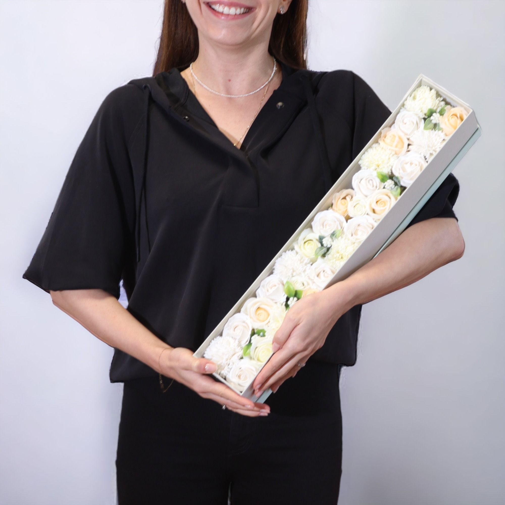 bG9jYWw6Ly9tZWRpYS9ISC84Qy82MFIzMEMxRzZSV0s4Q0hIL2IzZDY4MTBiLmpwZWc-1.jpg Seifenblumen Geschenkbox Hochzeit Weiß & Elfenbein XL – Hochzeitsgeschenk