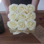 Seifenblumen Rosenstrauß Creme 9 Rosen Quadratisch – Duftseifen Geschenkbox