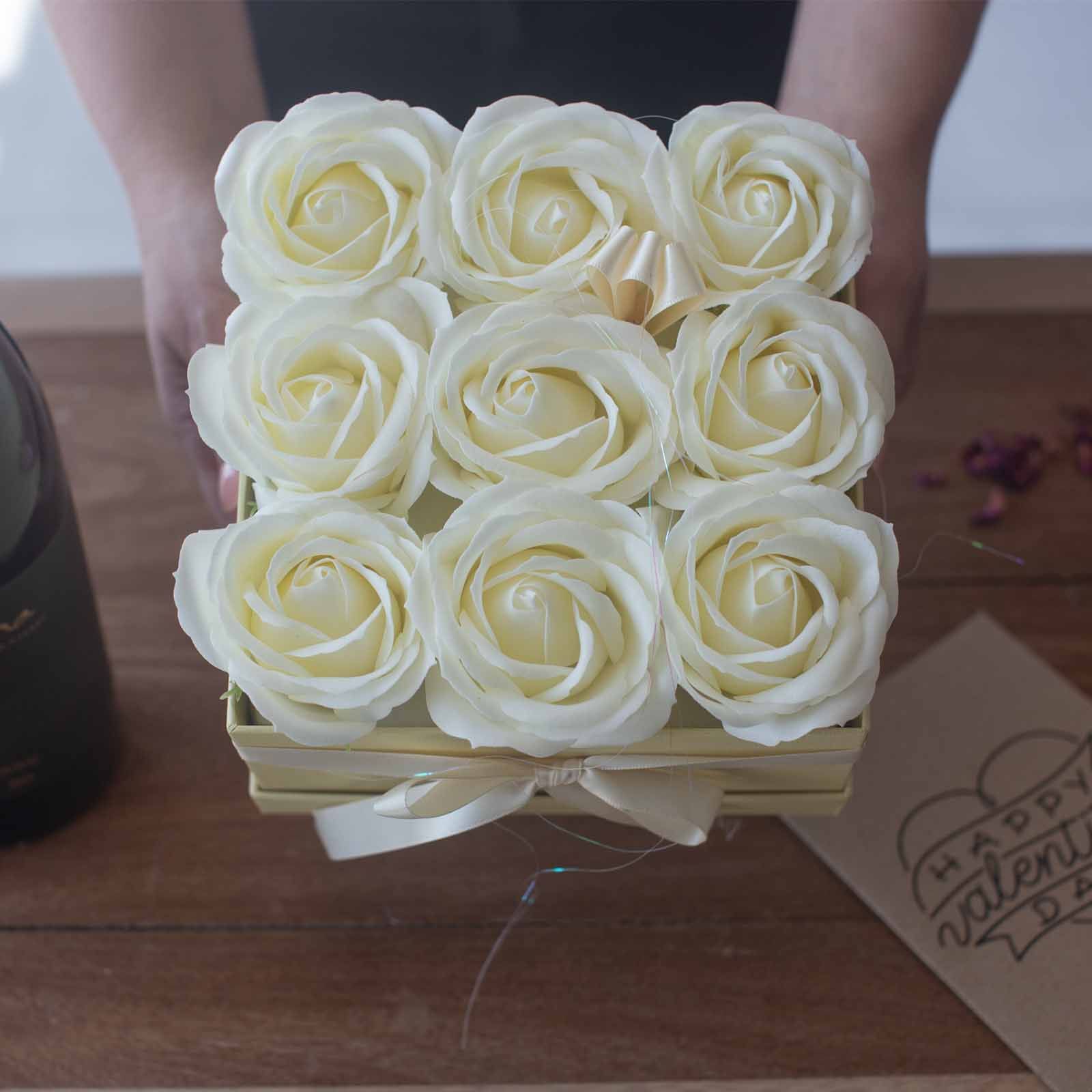 Seifenblumen Rosenstrauß Creme 9 Rosen Quadratisch – Duftseifen Geschenkbox