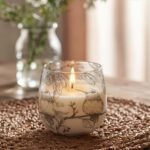 Mittlere Glaskerze Drawn by Flame mit Blumenmotiv 45 Stunden Brenndauer