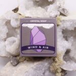 Graue Kristallseife Luft 100 g mit Edelstein Handgemachte Naturseife – Crystal Elemental – Honigbee Graue Kristallseife Luft 100 g mit Edelstein Handgemachte Naturseife – Crystal Elemental