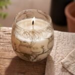 Mittlere Glaskerze Drawn by Flame mit Blumenmotiv 45 Stunden Brenndauer