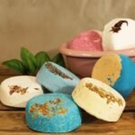 Blumen Badebombe Dream in Blue 200 g mit Kamille & Muskatellersalbei – Honigbee Blumen Badebombe Dream in Blue 200 g mit Kamille & Muskatellersalbei