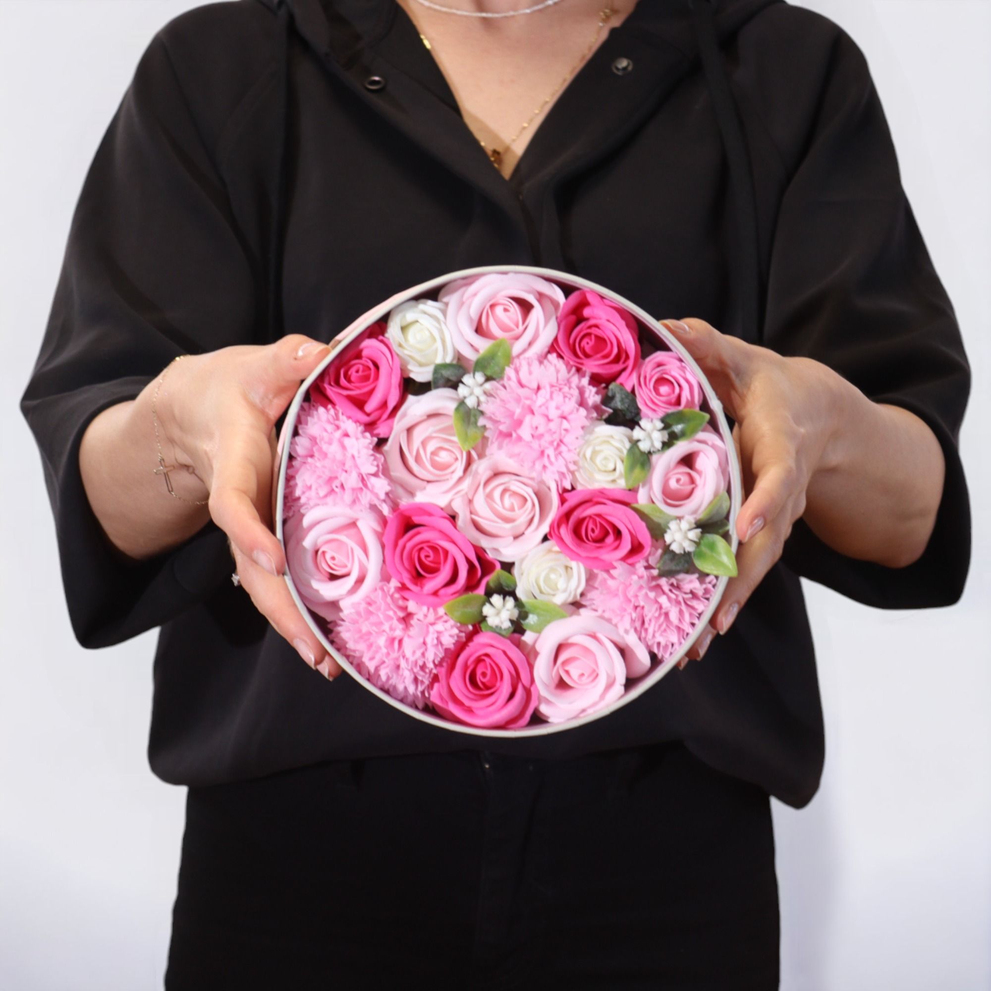 bG9jYWw6Ly9tZWRpYS9IUS82RC82MFIzMEMxRzZSV0s2REhRLzRmMWZkMWZiLmpwZWc.jpg Seifenblumen Geschenkbox Baby Mädchen Rund Rosa – Duftseifen Geschenk