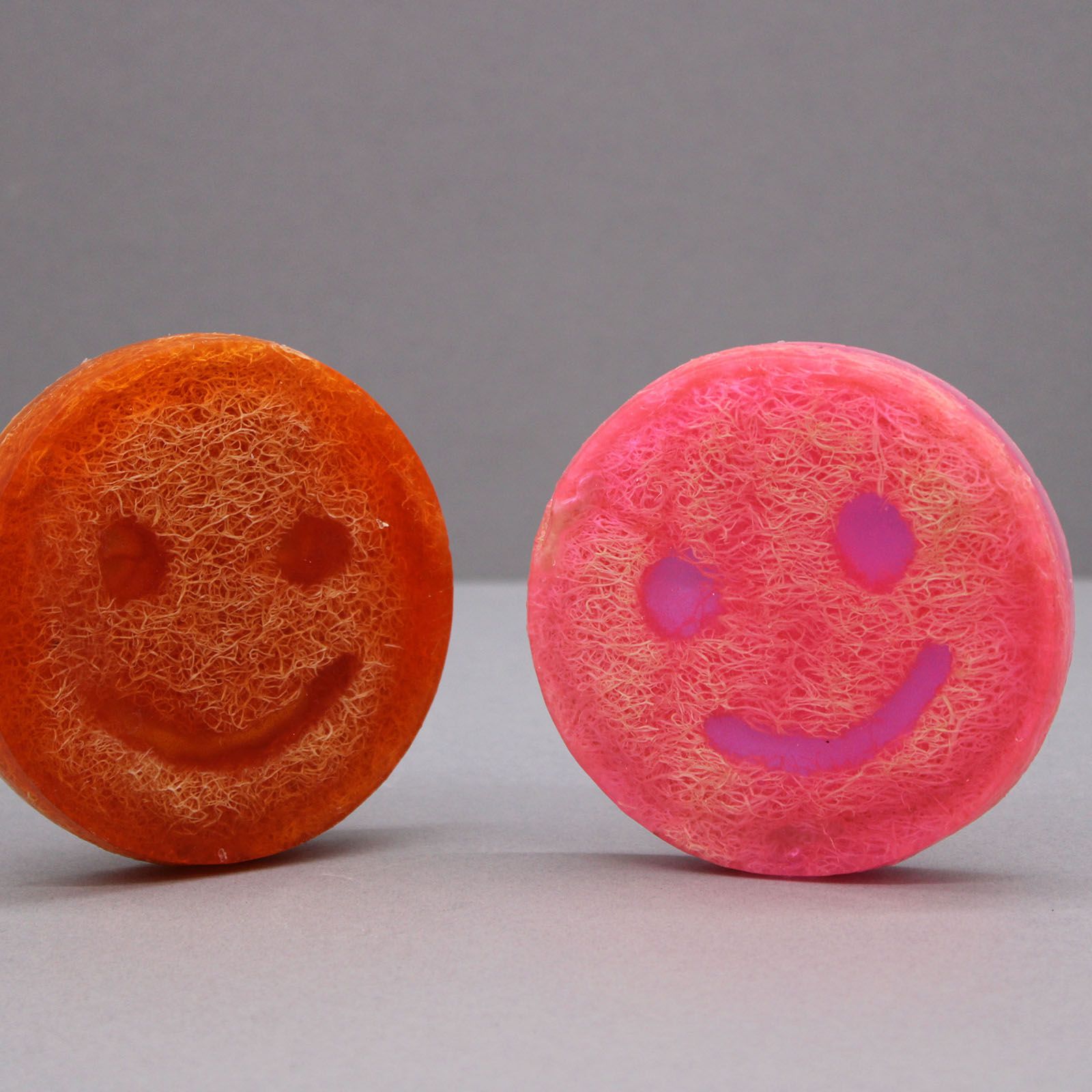 bG9jYWw6Ly9tZWRpYS9IUi80Qy82MFIzMEMxRzZSU0s0Q0hSL2M1NDI2Nzk5LmpwZWc.jpg Luffa Peelingseife Grapefruit mit Kokosöl 120 g