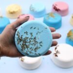 Blumen Badebombe Dream in Blue 200 g mit Kamille & Muskatellersalbei – Honigbee Blumen Badebombe Dream in Blue 200 g mit Kamille & Muskatellersalbei