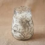 Große Glaskerze Drawn by Flame mit Blumenmotiv 150 Stunden Brenndauer – Honigbee Große Glaskerze Drawn by Flame mit Blumenmotiv 150 Stunden Brenndauer