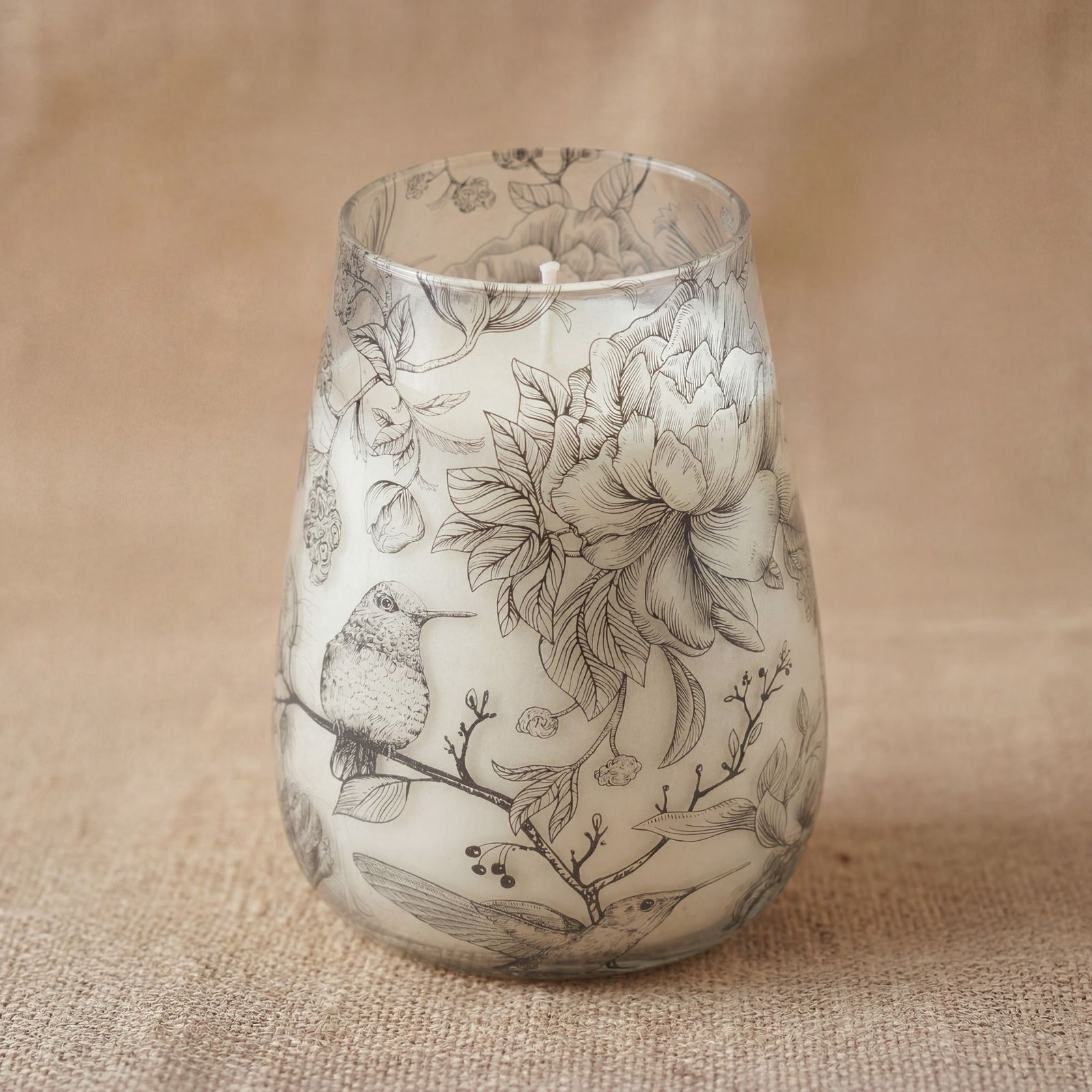 bG9jYWw6Ly9tZWRpYS9IUy9BRC82MFIzMEMxSjZDU0tBREhTL2FjOTgwNDI5LmpwZw.jpg Große Glaskerze Drawn by Flame mit Blumenmotiv 150 Stunden Brenndauer
